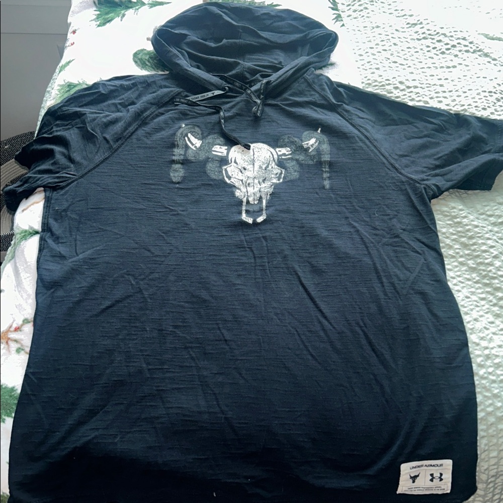 Under Armour Men's black cotton L hooded  Graphic tshirt